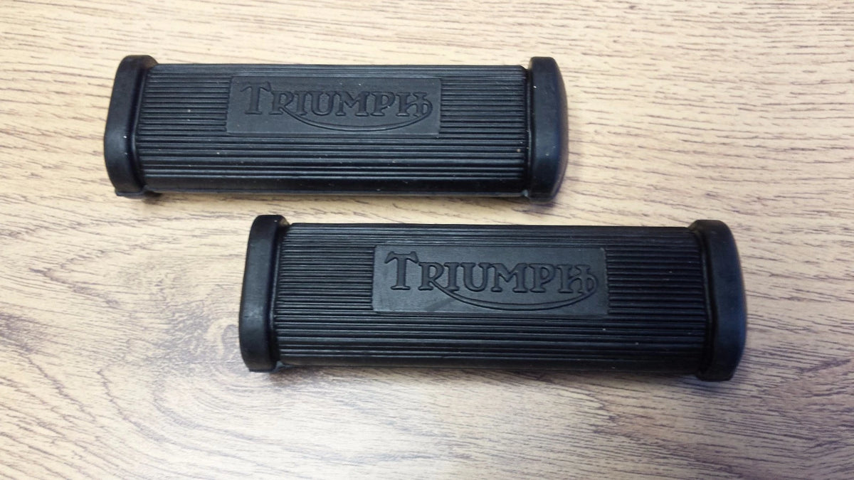 TRIUMPH T120 TR6 PILLION REAR FOOTREST RUBBER WITH LOGO 1958-70 82-1695