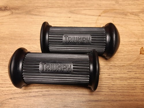 TRIUMPH T120 T140 FOOTREST RUBBER PAIR 82-9279 BLOCK LETTER LOGO 1970-78